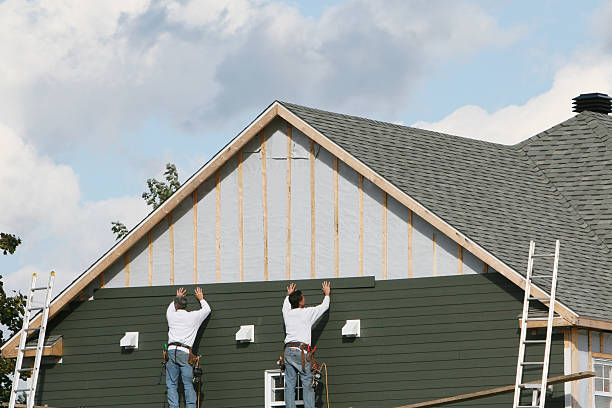 Professional Siding technician working in Sycamore, IL